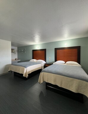 Desk, laptop workspace, soundproofing, iron/ironing board - Regency Inn Bald Knob (Bald Knob)