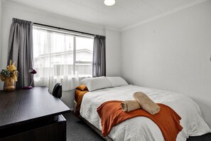 2 slaapkamers, een bureau, een strijkplank/strijkijzer, gratis wifi