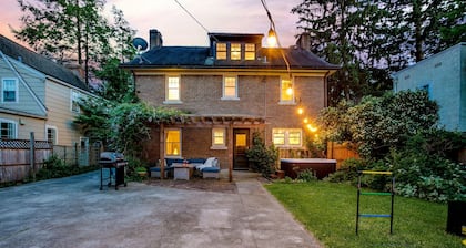 Golden Dome Getaway: Hot Tub, Cinema, Fire Pit!