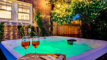 Tina de hidromasaje al aire libre