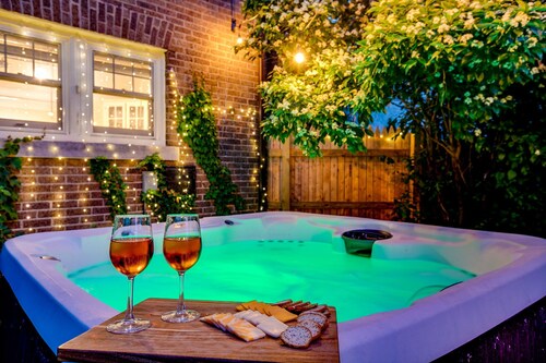 Golden Dome Getaway: Hot Tub, Cinema, Fire Pit!