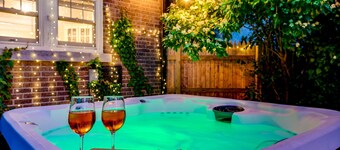 Golden Dome Getaway: Hot Tub, Cinema, Fire Pit!