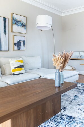 Smart TV, fireplace