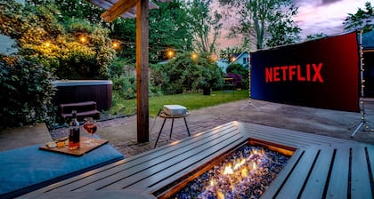 Golden Dome Getaway: Hot Tub, Cinema, Fire Pit!