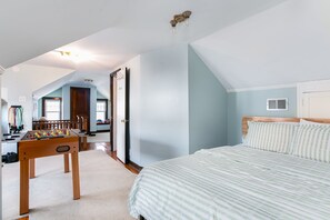 4 bedrooms, desk, WiFi, bed sheets - Golden Dome Getaway: Hot Tub, Cinema, Fire Pit! (South Bend)