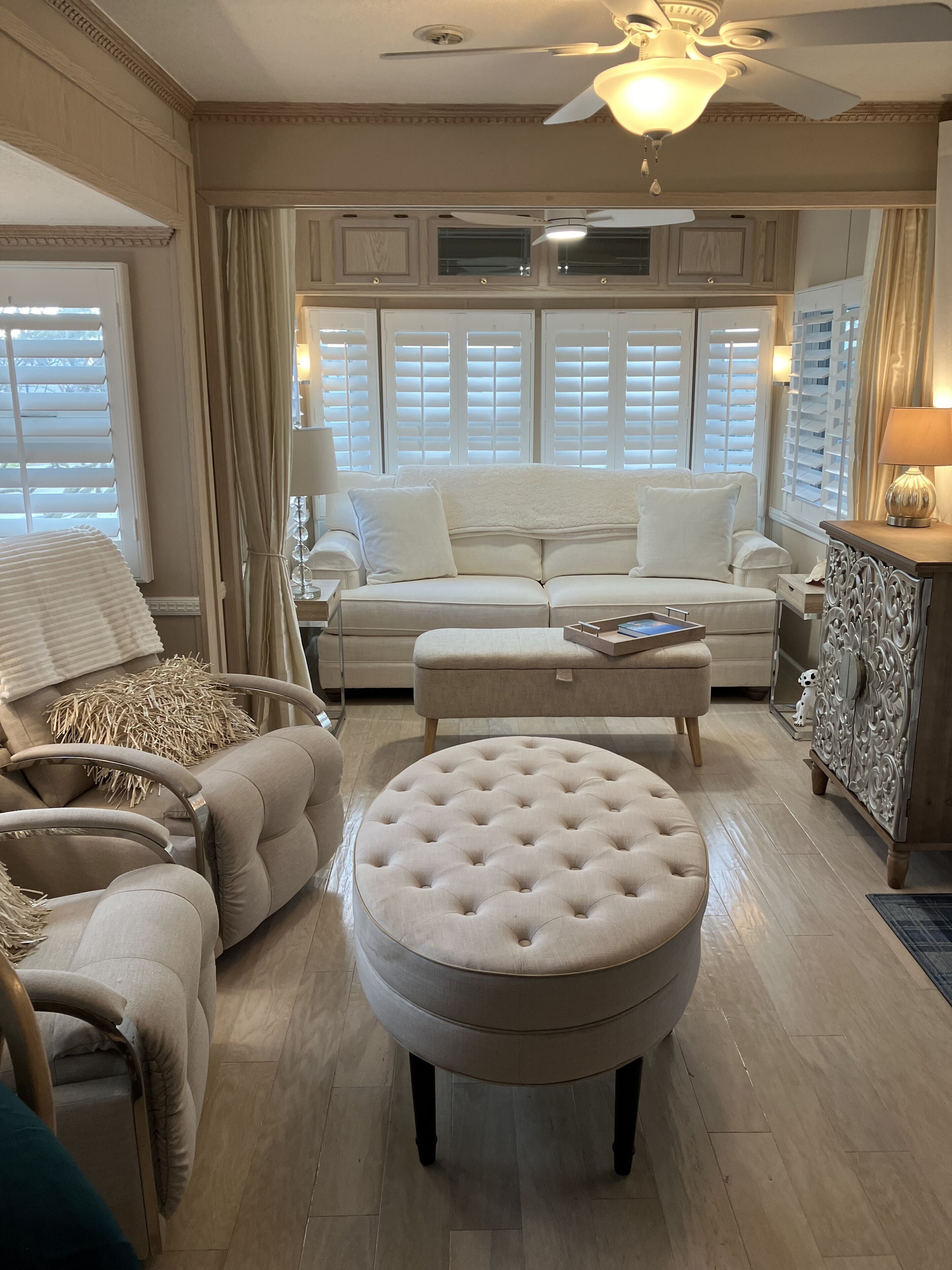 TV connectée, cheminée, table de tennis de table, livres