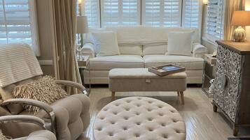 Smart TV, fireplace, ping pong, books