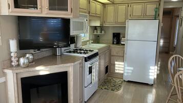 雪櫃、微波爐、焗爐、爐具