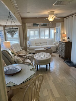 Smart-TV, Kamin, Tischtennisplatte, Bücher