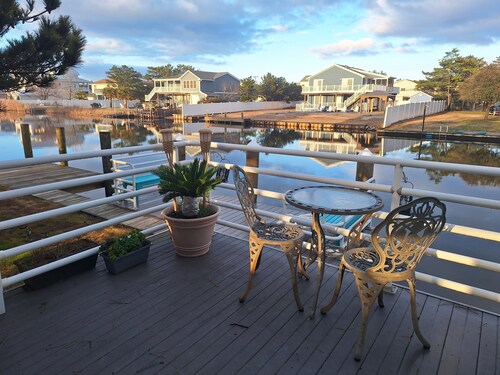 Sophisticated waterfront Sandbridge cottage on Back Bay, minutes to the ocean.