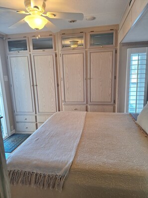 1 Schlafzimmer, Schreibtisch, WLAN, Bettwäsche