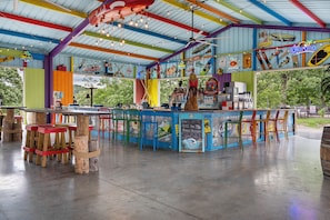 Bar en bord de piscine