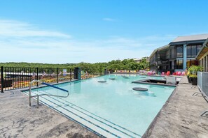 Seasonal outdoor pool, pool umbrellas, pool loungers - Rock Lane Resort & Marina (Branson)