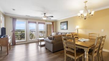 Condo Deluxe, 2 phòng ngủ, quang cảnh hồ | Khu phòng khách | TV màn hình phẳng 32-inch có truyền hình cáp