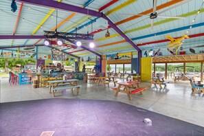 Poolside bar - Rock Lane Resort & Marina (Branson)