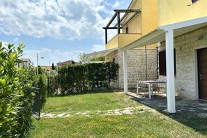 Outdoor dining - M375 - Marcelli, two-room apartment with garden in a residence with swimming poo (Numana)