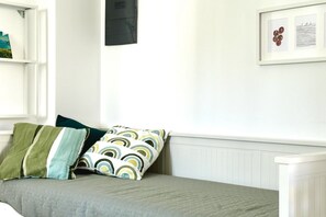1 bedroom, bed sheets