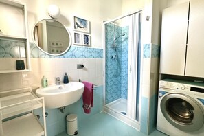 Shower, bidet, towels - M375 - Marcelli, two-room apartment with garden in a residence with swimming poo (Numana)