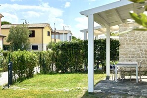 Outdoor dining - M375 - Marcelli, two-room apartment with garden in a residence with swimming poo (Numana)
