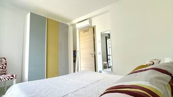 1 bedroom, bed sheets