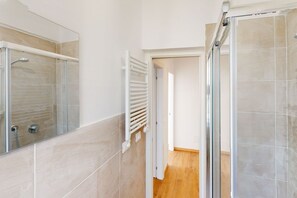 Douche, bidet, serviettes fournies