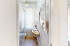 Douche, bidet, serviettes fournies