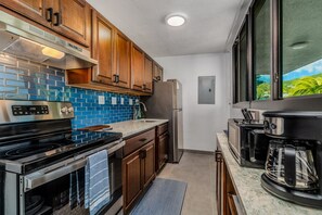 Frigorifero, microonde, forno, piano cottura