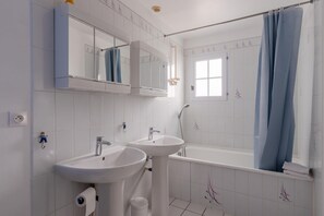 Douche, séchoir à cheveux, serviettes fournies