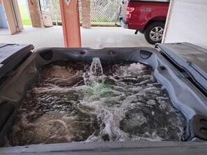 Outdoor spa tub - Mardi Gras Escape: 25 Min to Parades/ Quiet Nights (New Orleans)