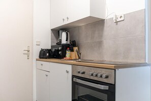 Fridge, microwave, oven, stovetop - Budget City Living: 1BR w/ Private Garden (Wien)