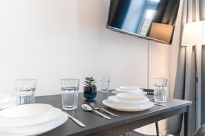 Dining - Budget City Living: 1BR w/ Private Garden (Wien)