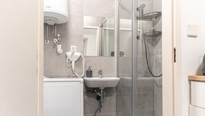A bathroom with a toilet, sink, shower, and a mirror. - Budget City Living: 1BR w/ Private Garden (Wien)