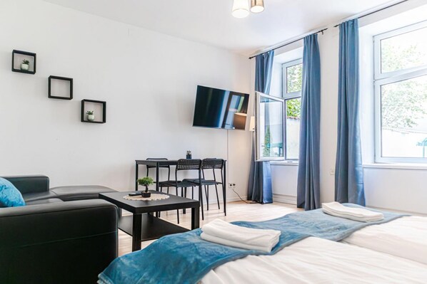 1 bedroom, iron/ironing board, WiFi, bed sheets - Budget City Living: 1BR w/ Private Garden (Wien)