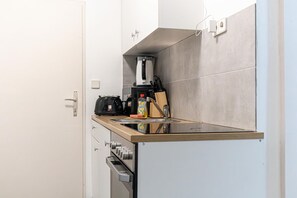 Réfrigérateur, four à micro-ondes, un four, surface de cuisson