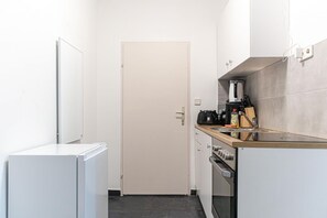 Réfrigérateur, four à micro-ondes, un four, surface de cuisson