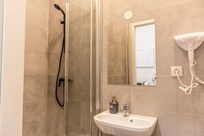 Dusche, Haartrockner, Handtücher, Seife