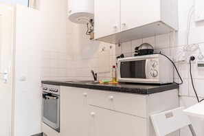 Microwave, oven, stovetop, coffee/tea maker - Basic 1BR Apartment Well Connected & Central (Wien)