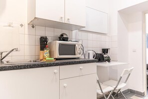 Microwave, oven, stovetop, coffee/tea maker - Basic 1BR Apartment Well Connected & Central (Wien)