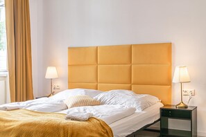 1 dormitorio, tabla de planchar con plancha, wifi y ropa de cama