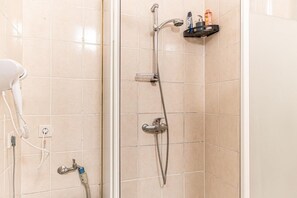 Douche, sèche-cheveux, serviettes fournies, savon