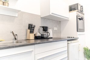 Oven, stovetop, coffee/tea maker, toaster