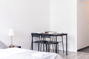 1 habitación, tabla de planchar con plancha, wifi y ropa de cama 