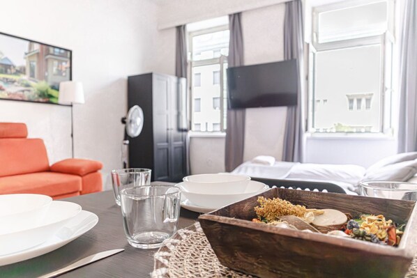 1 habitación, tabla de planchar con plancha, wifi y ropa de cama 