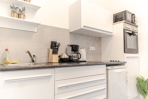 Microondas, horno, placa de cocina, cafetera/tetera