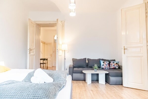 2 bedrooms, desk, WiFi, bed sheets - Affordable 2BR Apt -Perfect for Longstays (Vienna)