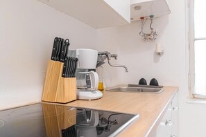 冷蔵庫、電子レンジ、オーブン、コンロ