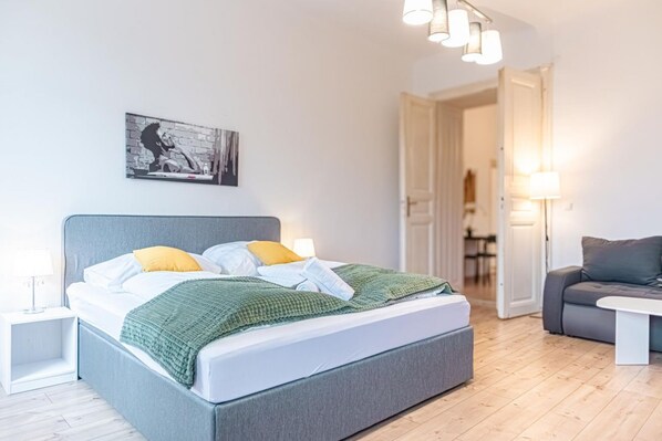 2 bedrooms, desk, WiFi, bed sheets