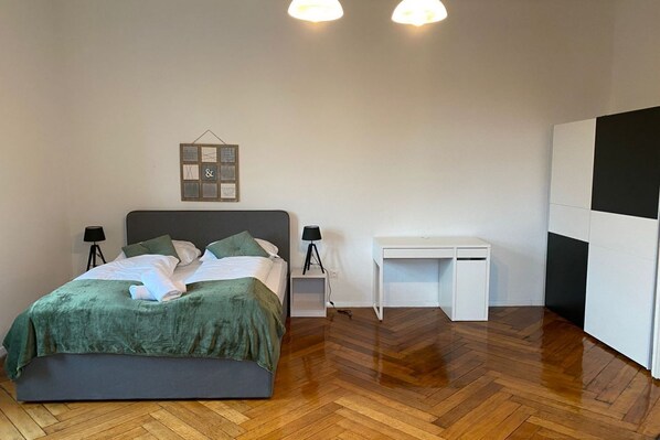 2 عدّة غرف نوم وواي فاي وملاءات أسرّة