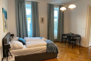 2 عدّة غرف نوم وواي فاي وملاءات أسرّة