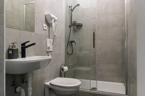 Shower, hair dryer, towels, soap - Vintage Viennese 2BR Apt. Near U6 am Schöpfwerk (Vienna)